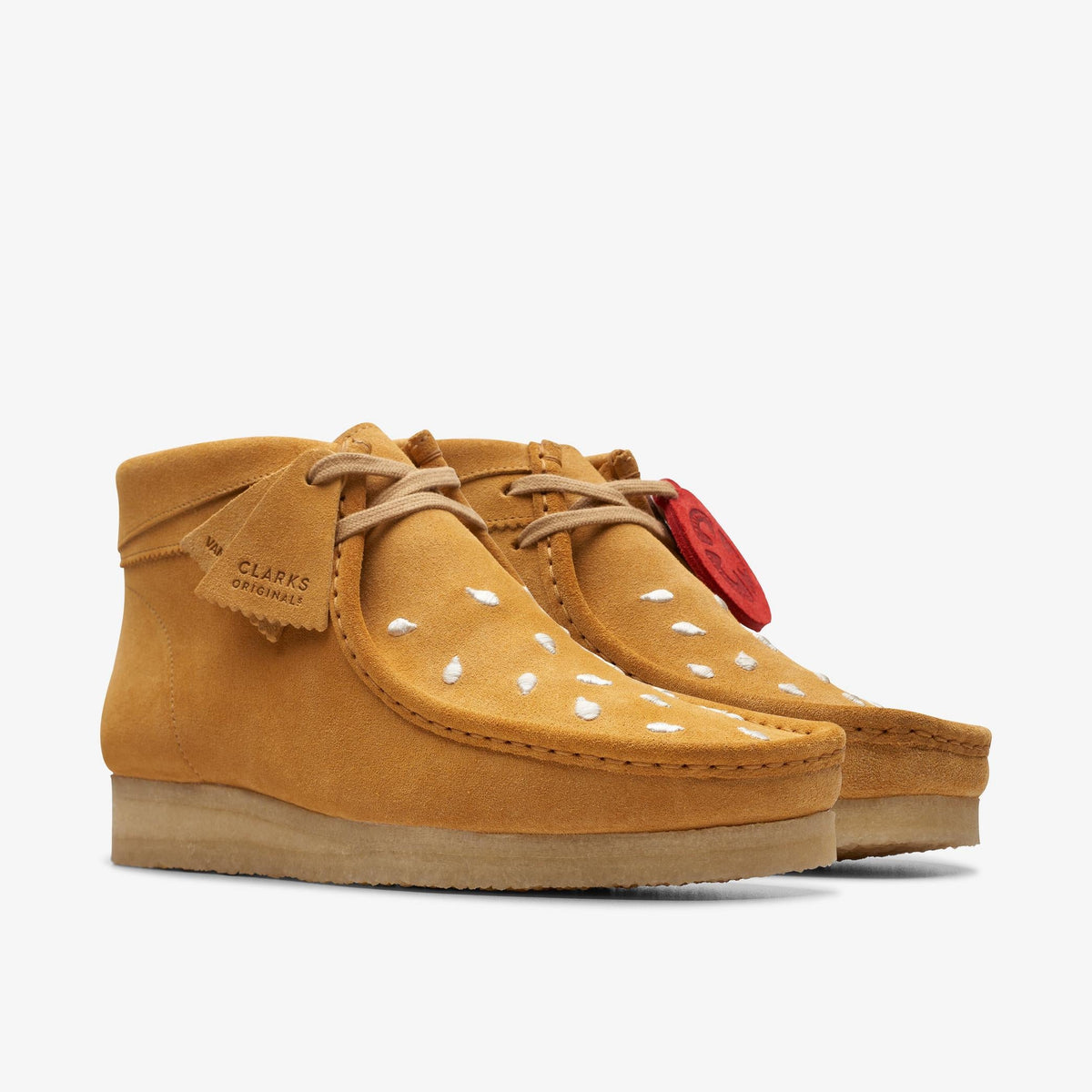Clarks Originals Wallabee Boot VandyThePink Burger Men's Tan Embroidery 26175940 — sole view