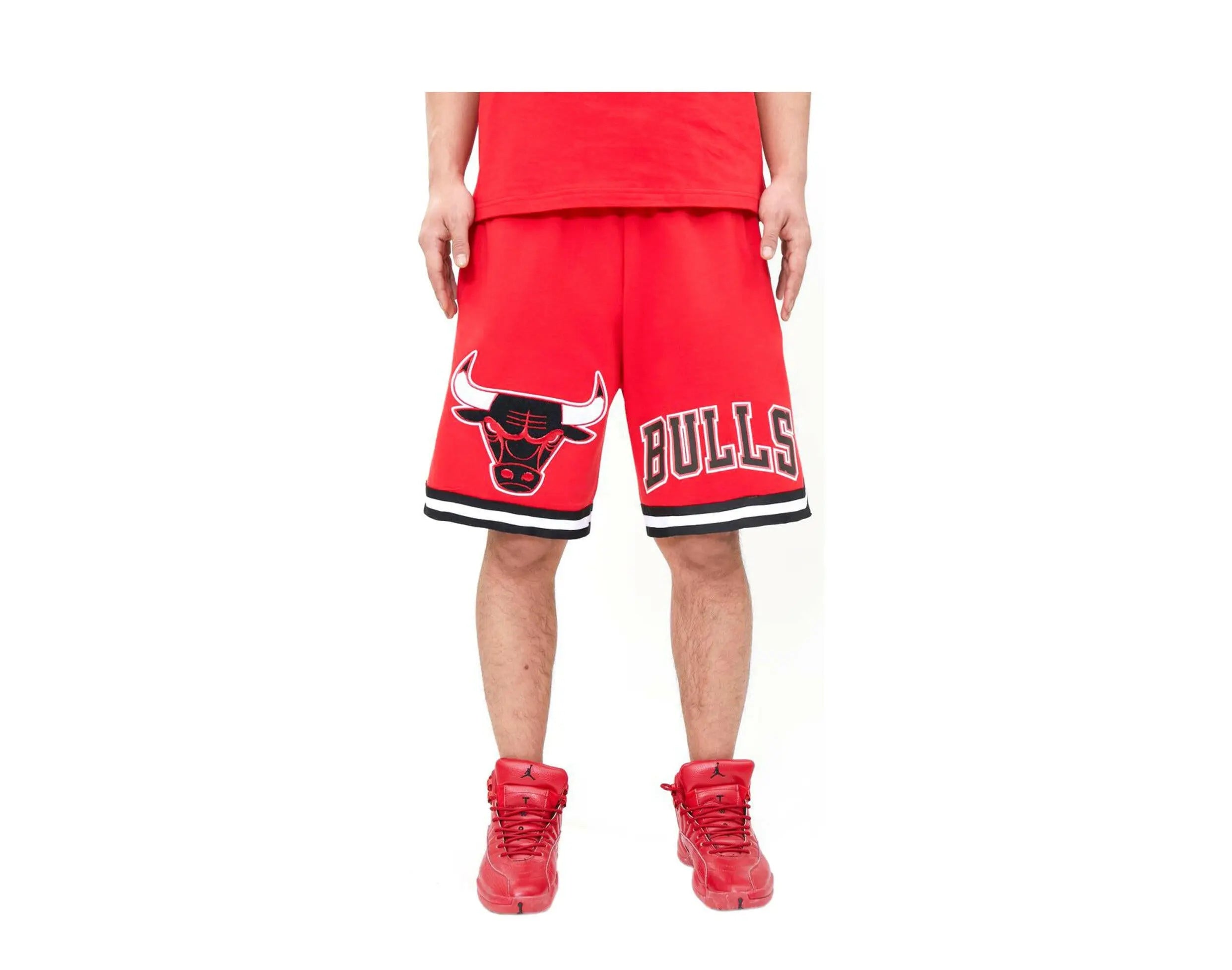 Pro Standard Chicago Bulls Classic Chenille Men's Shorts — Red