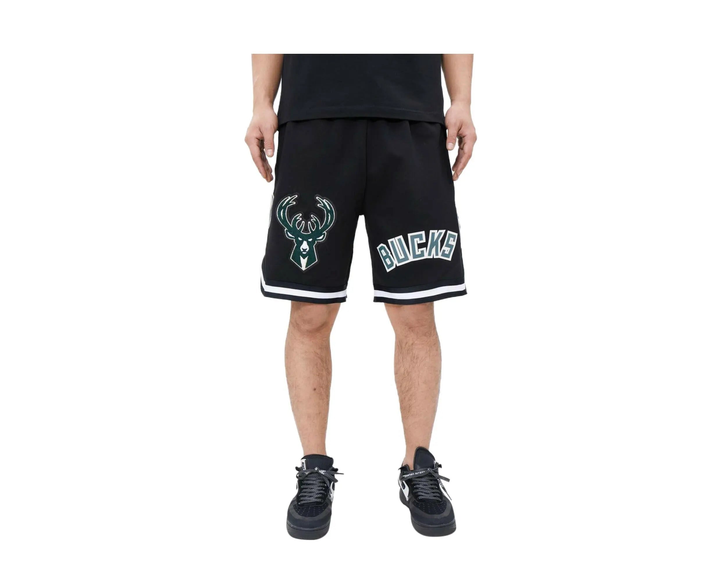 Pro Standard Milwaukee Bucks Classic Chenille Men's Shorts — Black