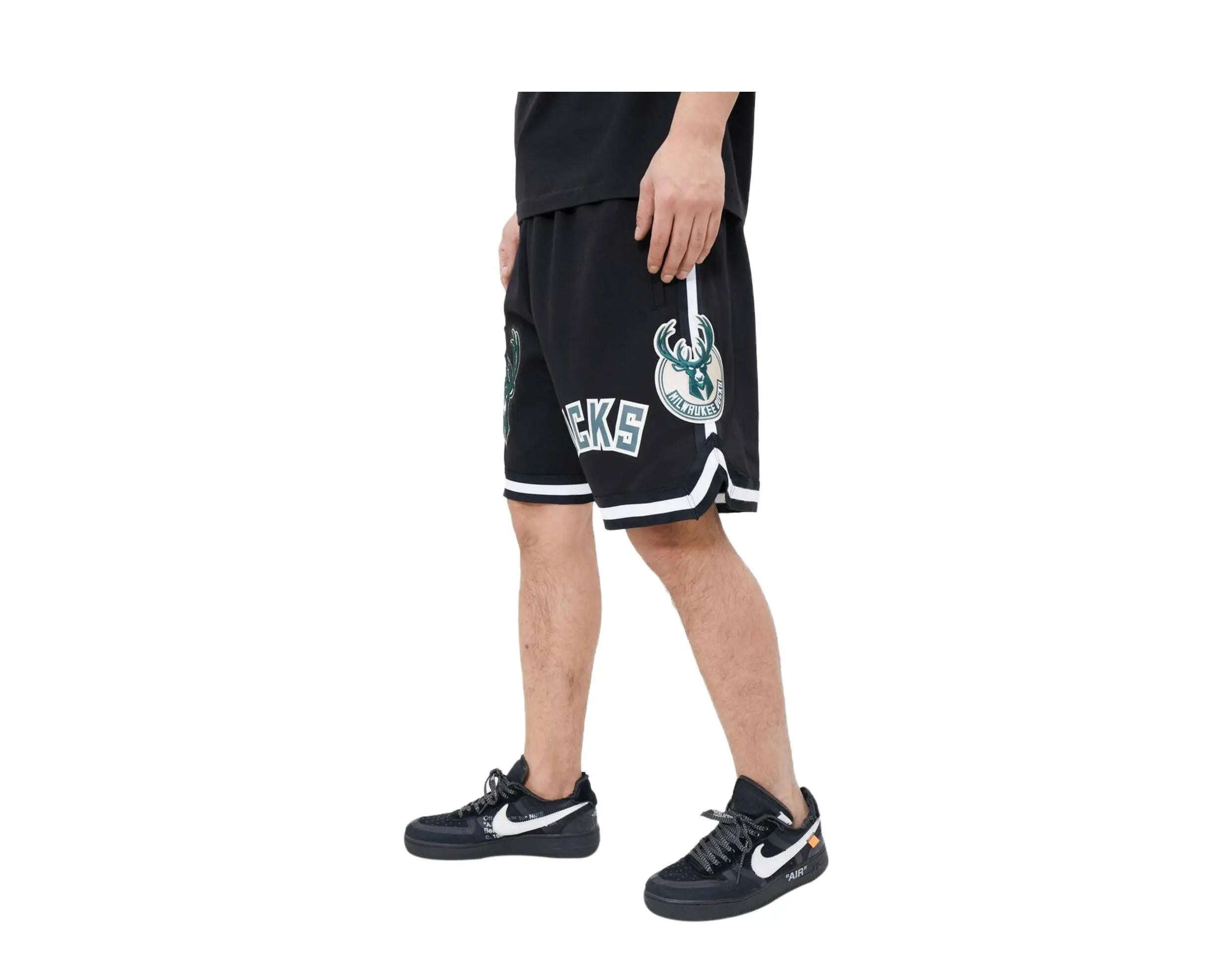 Pro Standard Milwaukee Bucks Classic Chenille Men's Shorts — Black