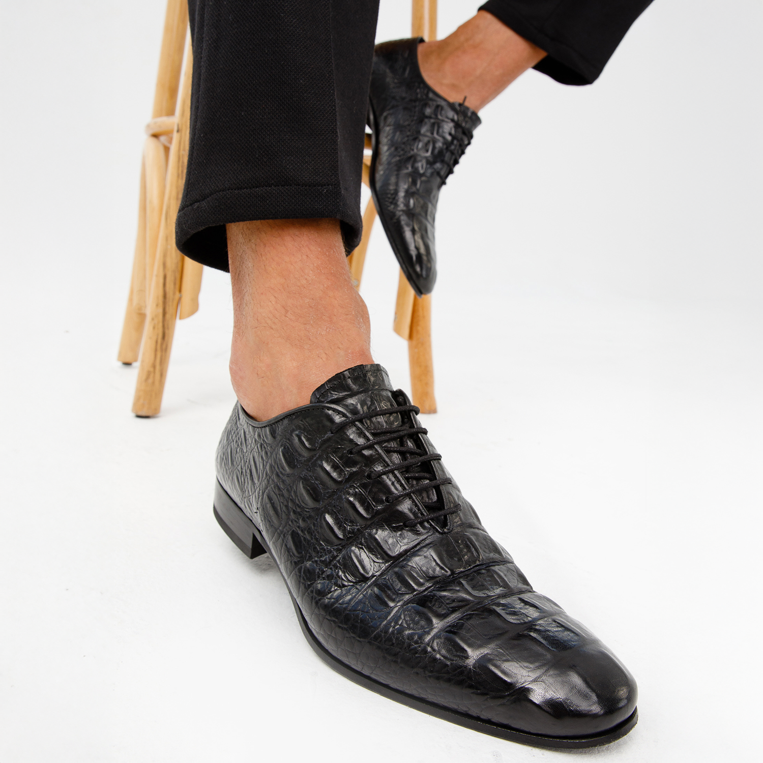 The Randor Black Croc-Embossed Calf Leather Oxford Men Shoe
