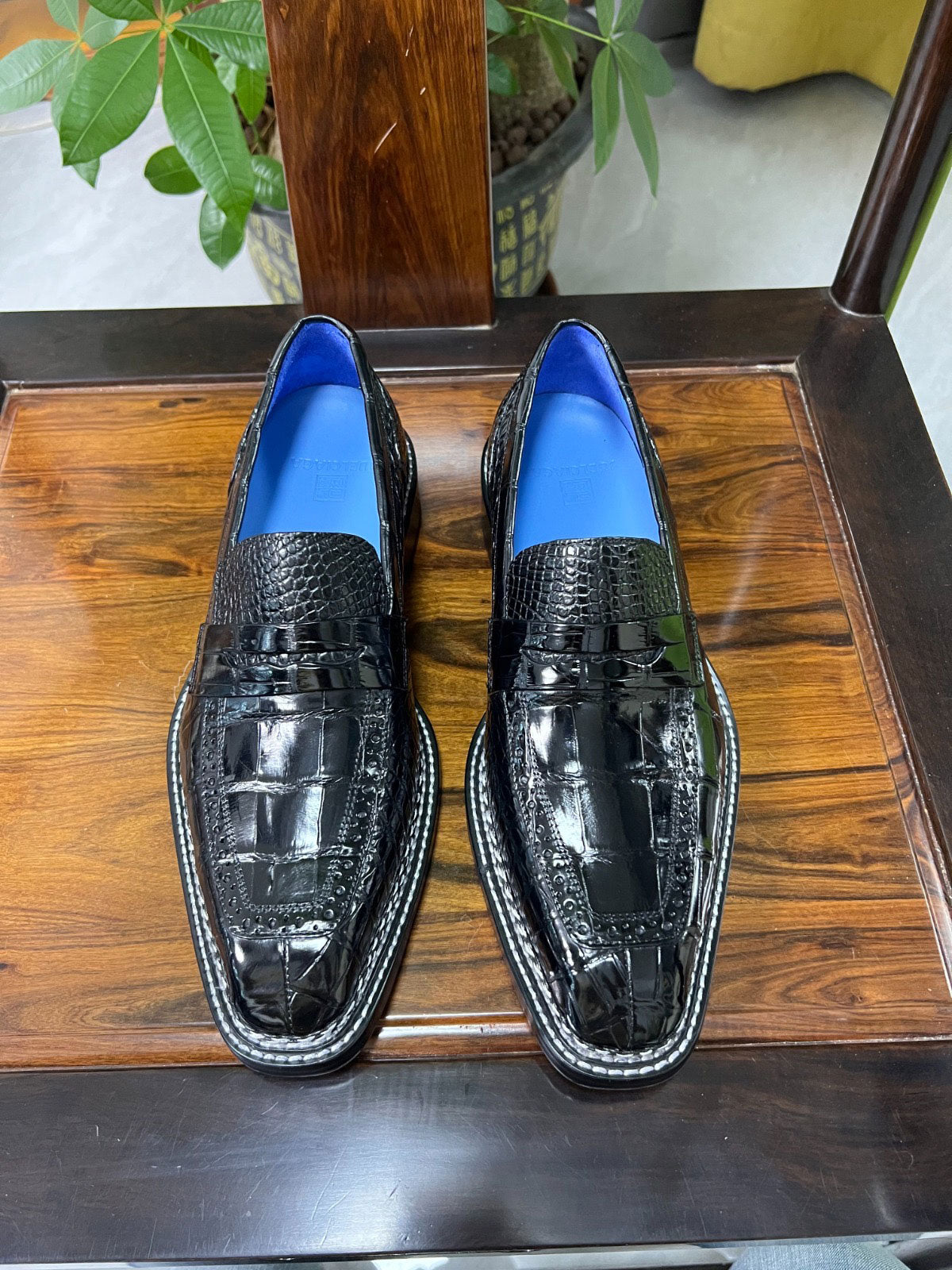 C&E Fashions Maurice Fort Worth Alligator Loafer Black – product view 1