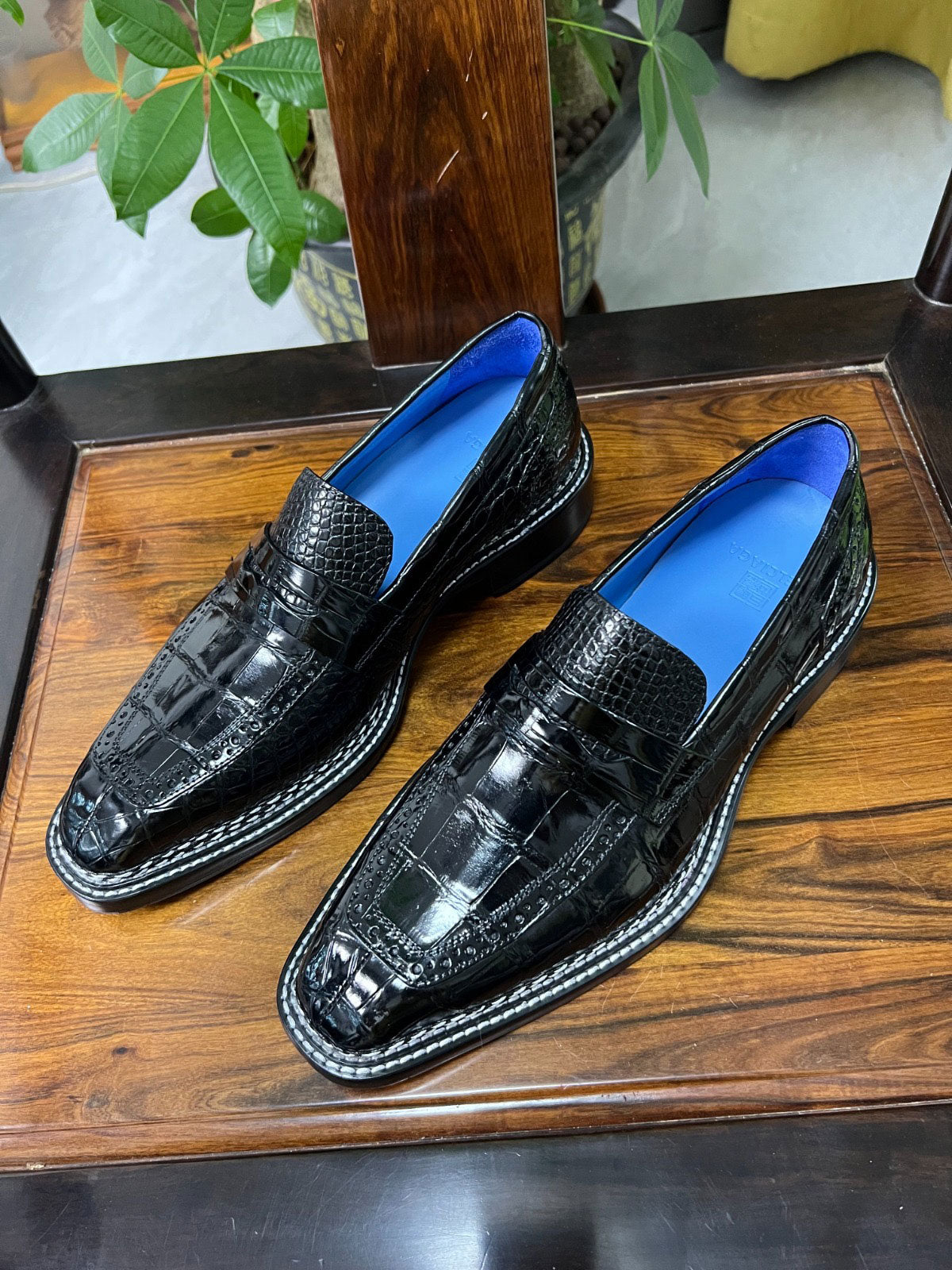 C&E Fashions Maurice Fort Worth Alligator Loafer Black – product view 2