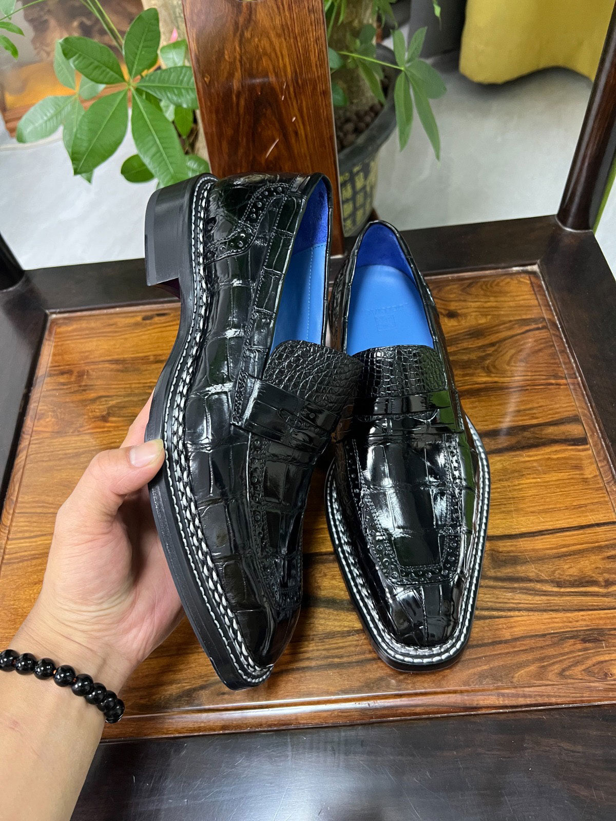 C&E Fashions Maurice Fort Worth Alligator Loafer Black – product view 4