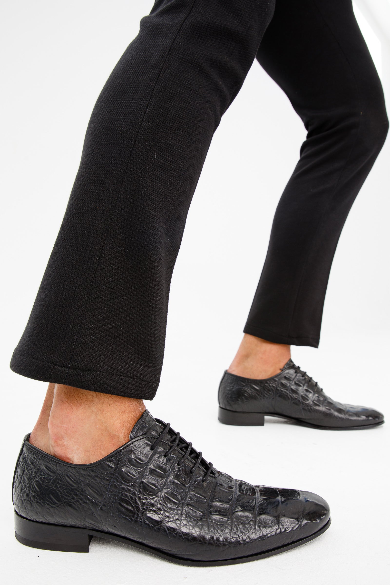 The Randor Black Croc-Embossed Calf Leather Oxford Men Shoe