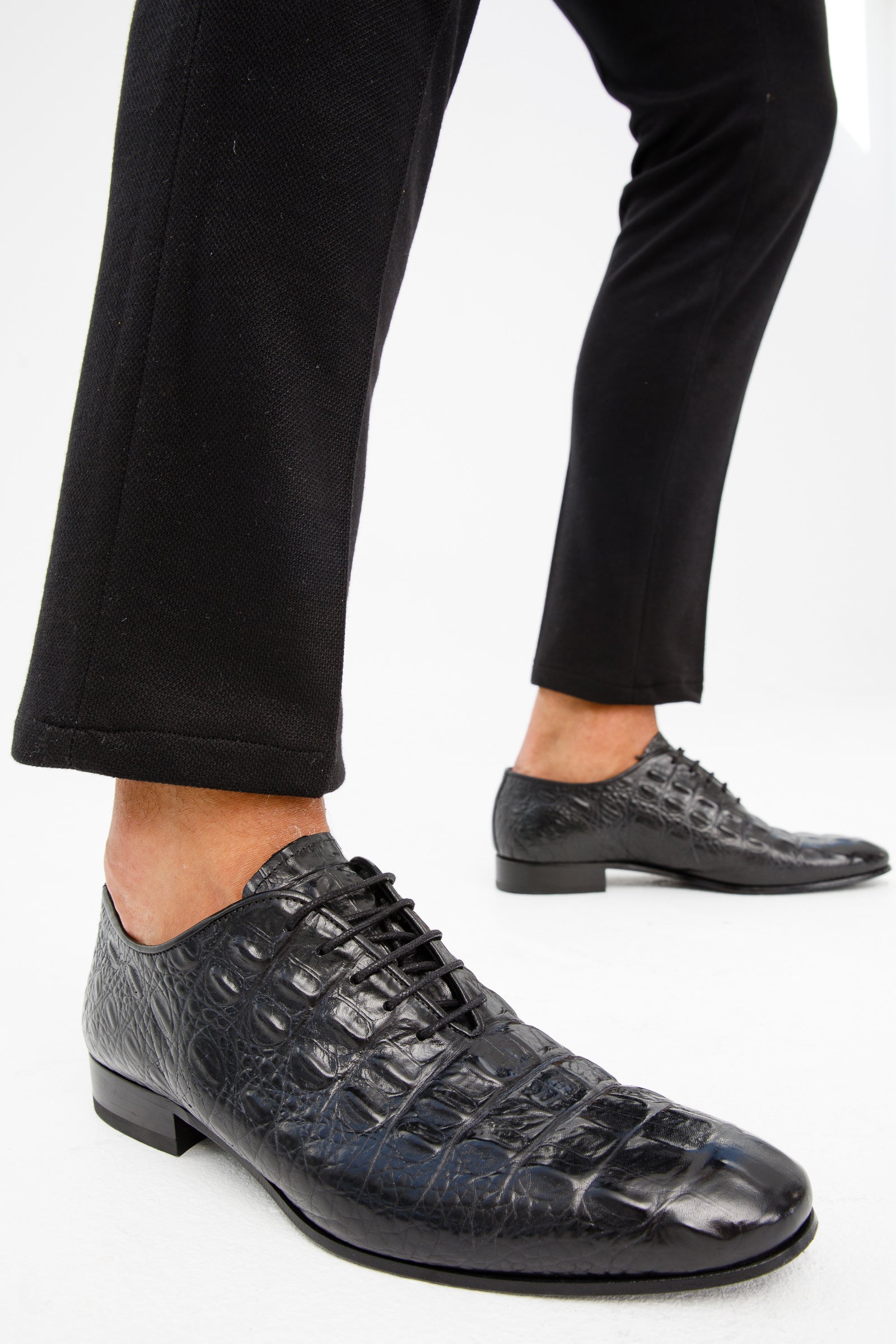 The Randor Black Croc-Embossed Calf Leather Oxford Men Shoe