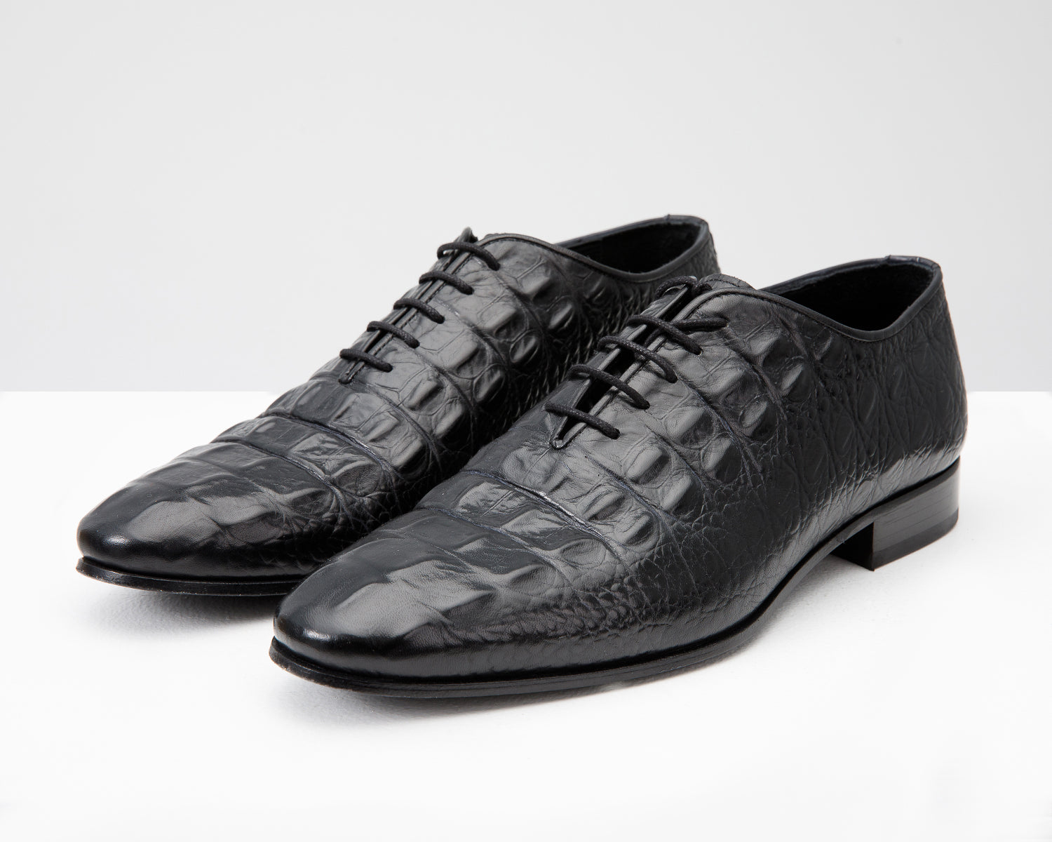 The Randor Black Croc-Embossed Calf Leather Oxford Men Shoe