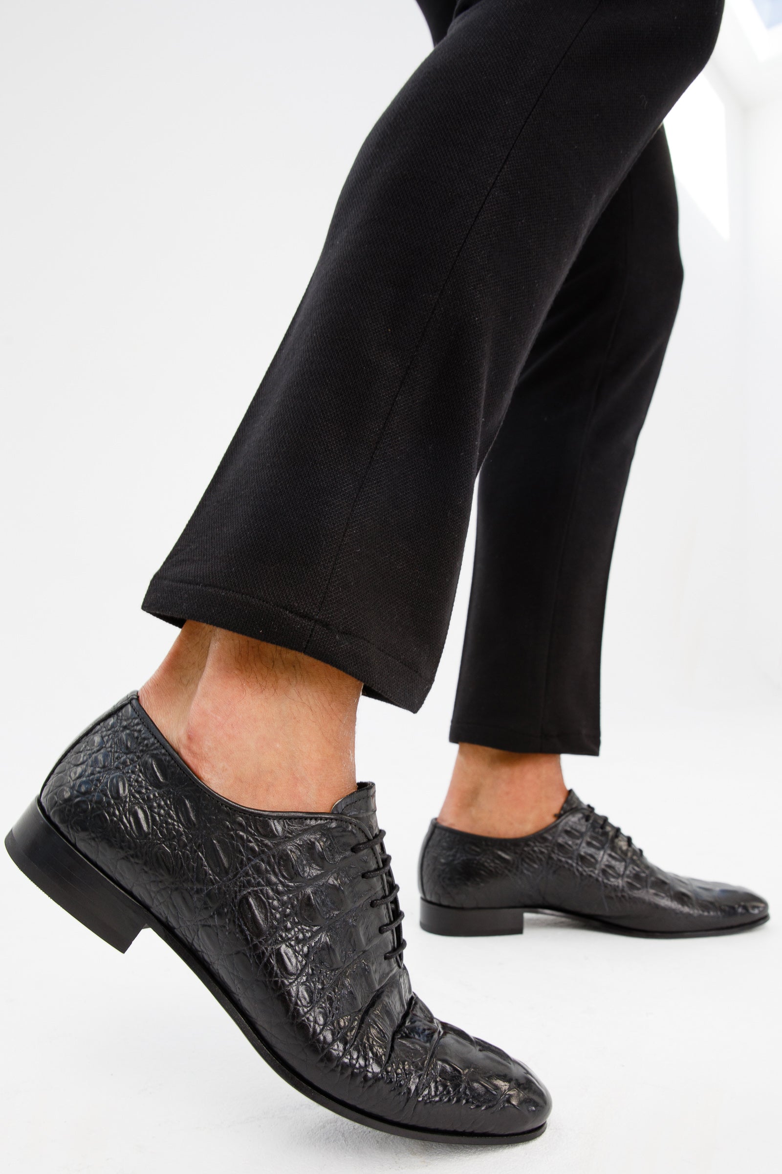 The Randor Black Croc-Embossed Calf Leather Oxford Men Shoe