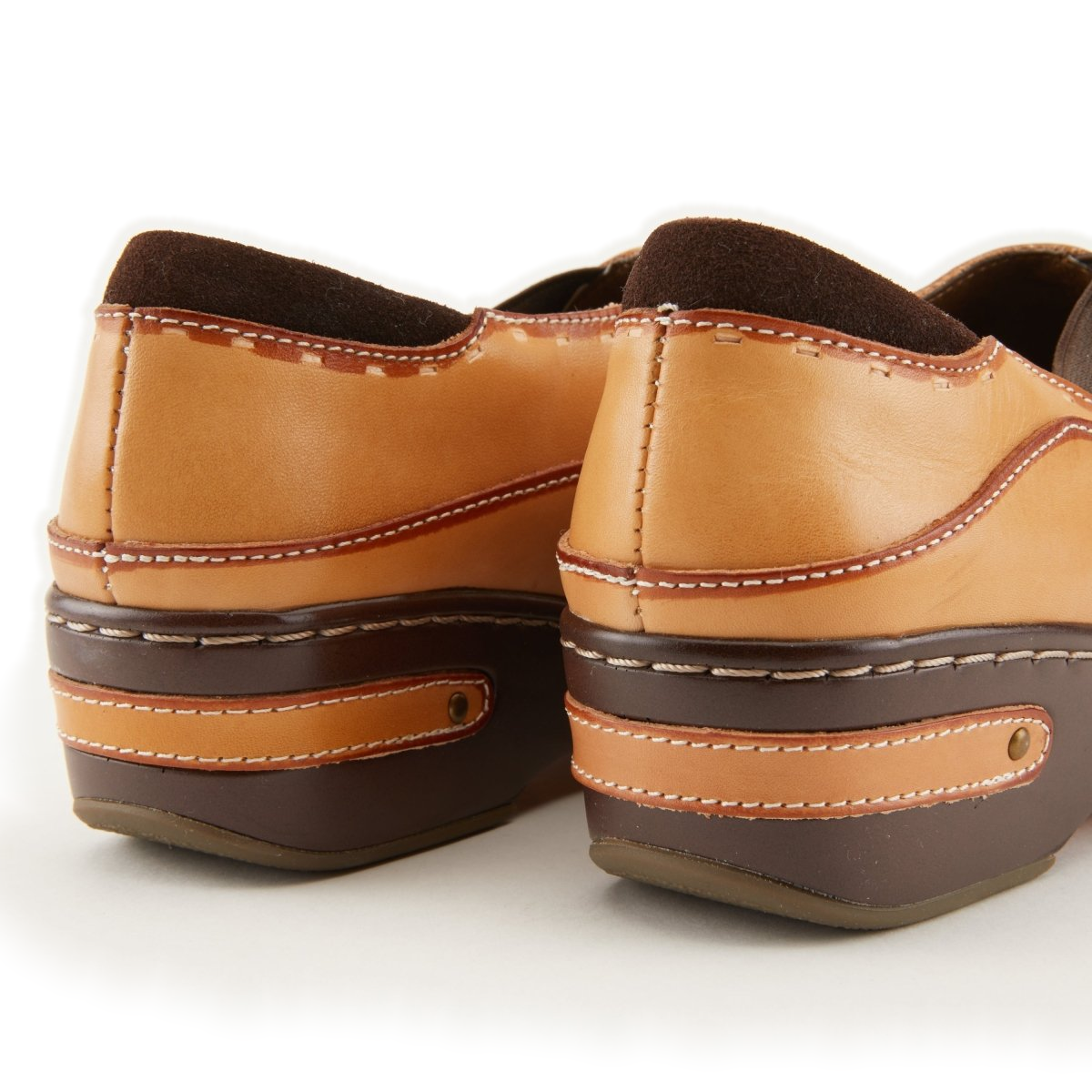 L'Artiste Burbank clogs in Natural, heel detail view