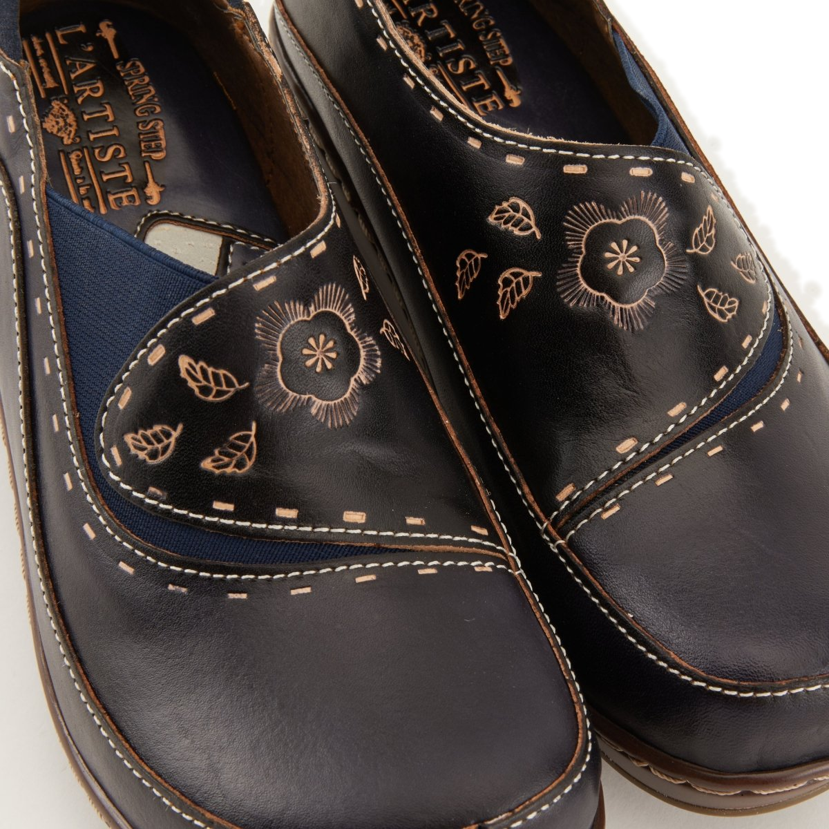 L'Artiste Burbank clogs in Navy, floral upper close-up