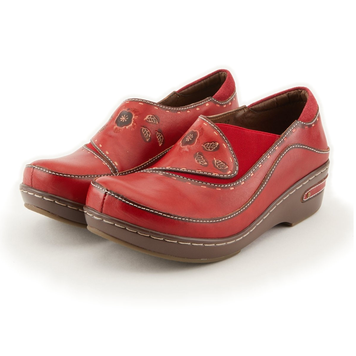 L'Artiste Burbank clogs in Red, three-quarter front view