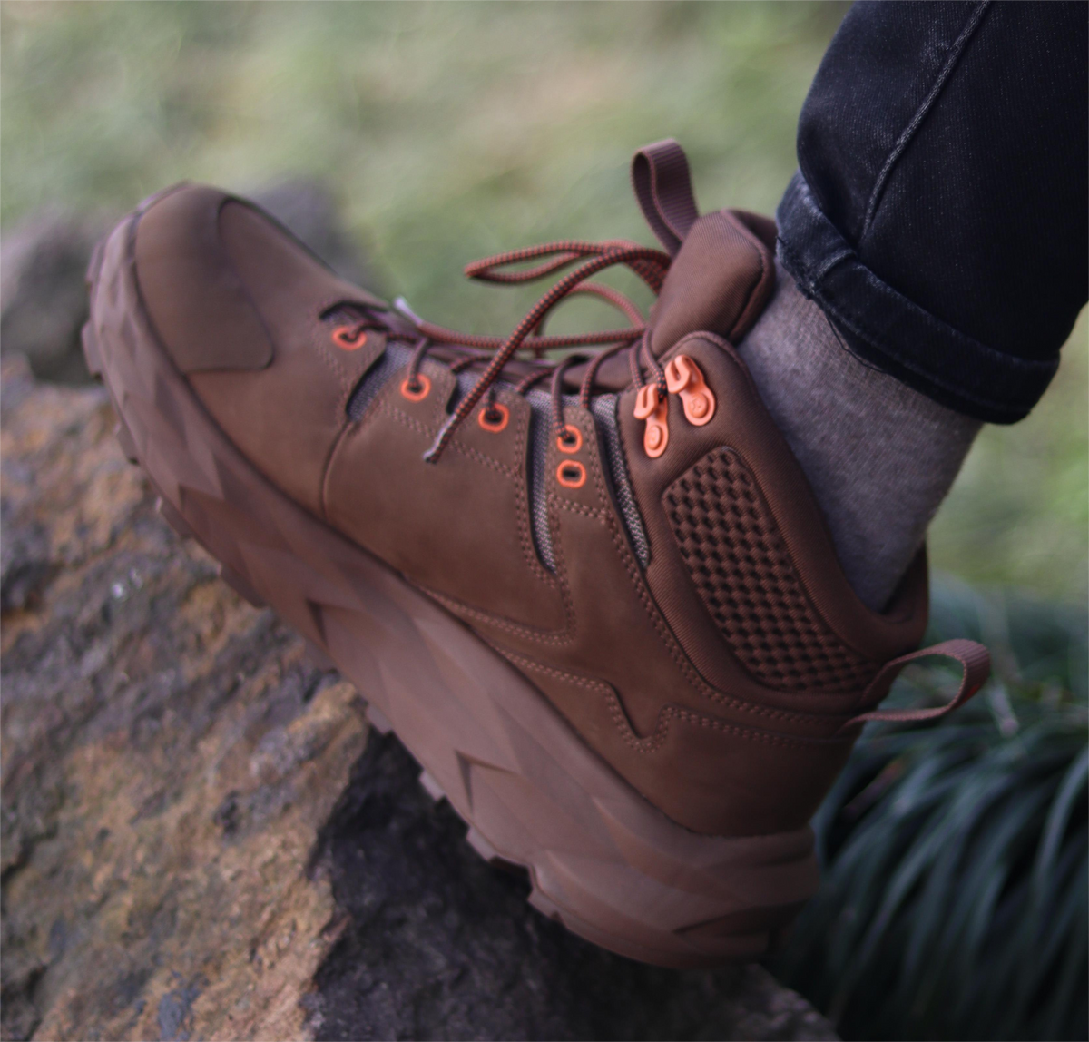 ROCKROOSTER Farmington Brown 6 Inch Waterproof Hiking Boots with VIBRAM® Outsole OC21031 – sole view