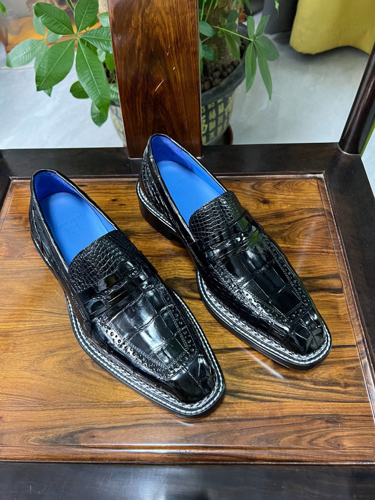 C&E Fashions  Maurice Fort Worth Alligator Loafer Black – product view 5