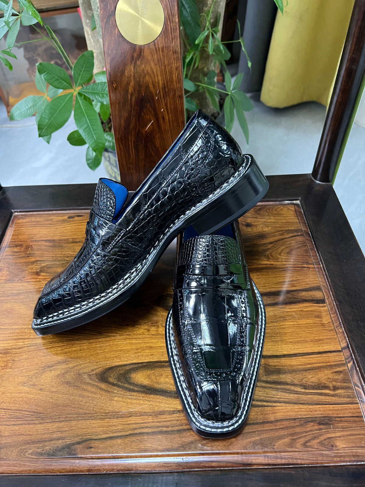 C&E Fashions  Maurice Fort Worth Alligator Loafer Black – product view 3