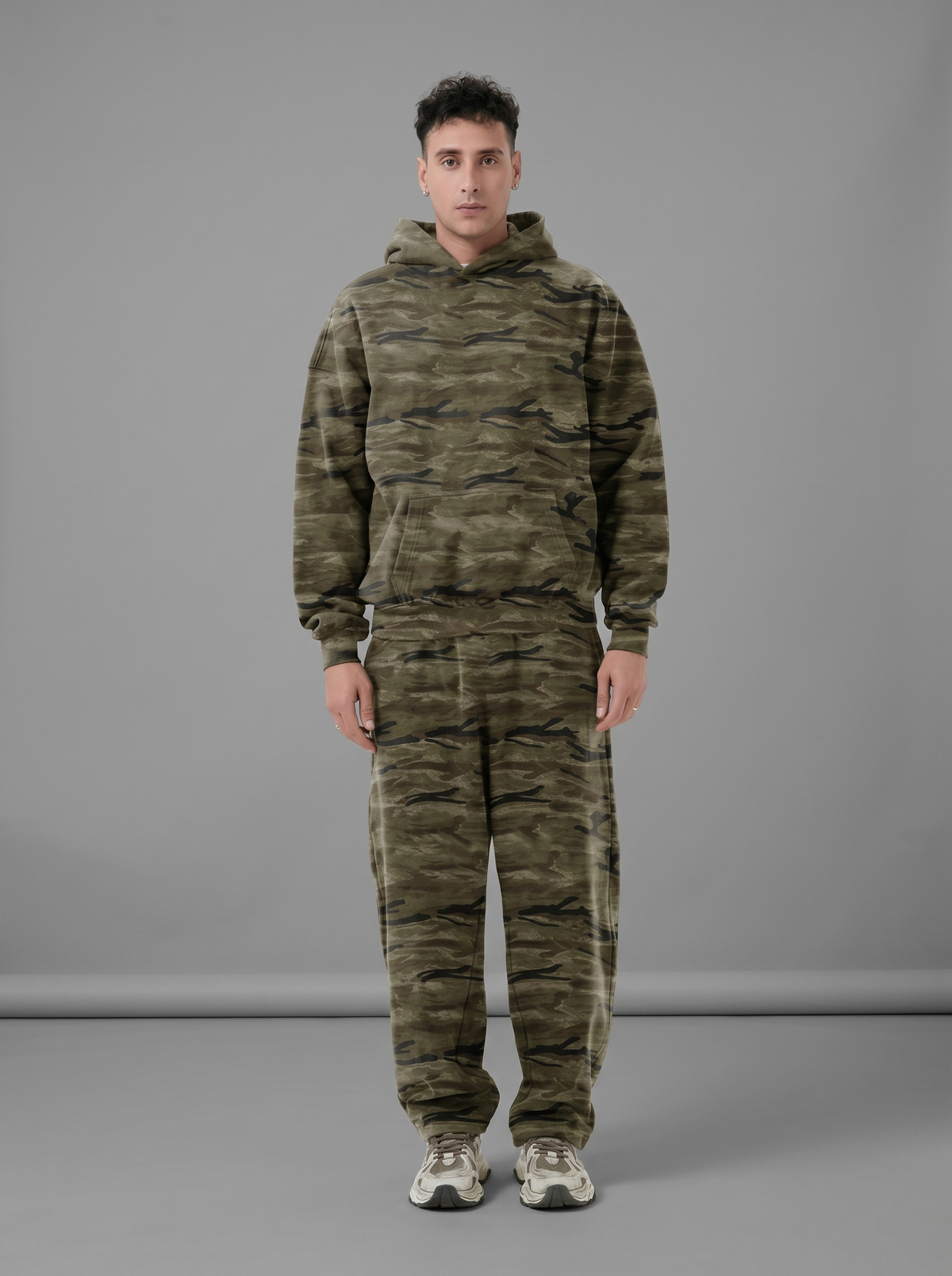 Apollo Moda  Camo Oversized Heavyweight Curved-Leg Sweatpants – product view 4