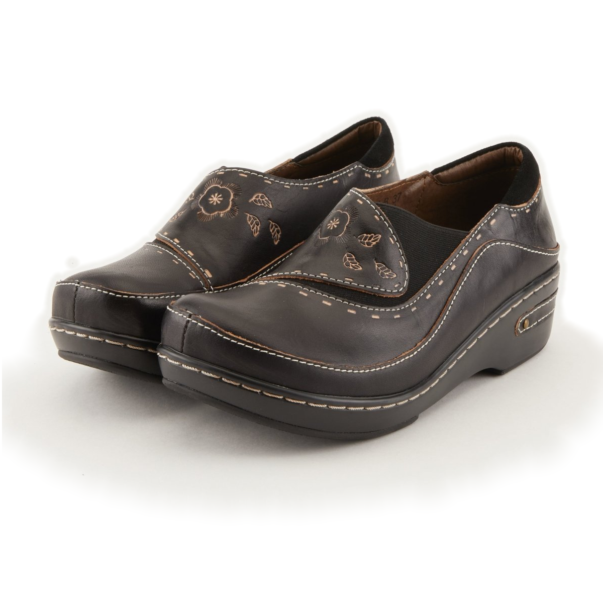 L'Artiste Burbank clogs in Black, three-quarter front view