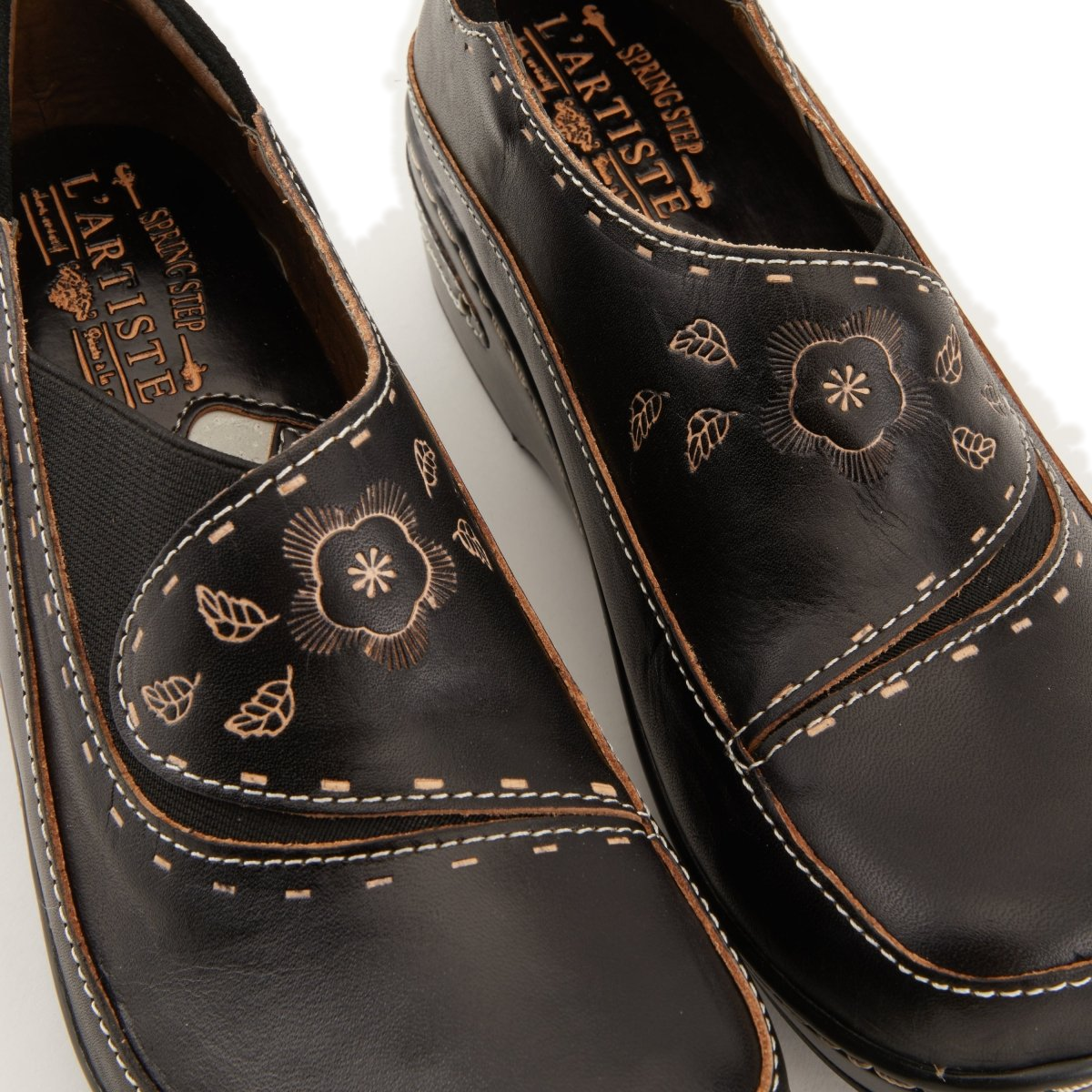 L'Artiste Burbank clogs in Black, floral upper close-up