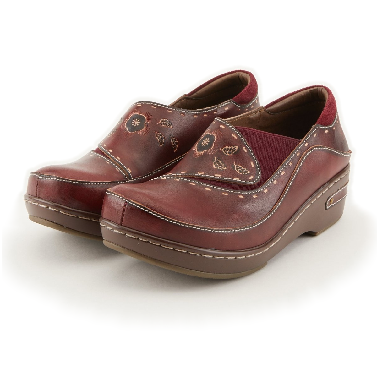 L'Artiste Burbank clogs in Bordeaux, three-quarter front view