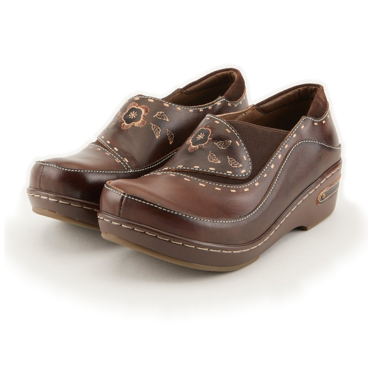 L'Artiste Burbank clogs in Brown, three-quarter front view