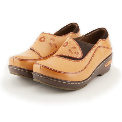 L'Artiste Burbank clogs in Natural, three-quarter front view