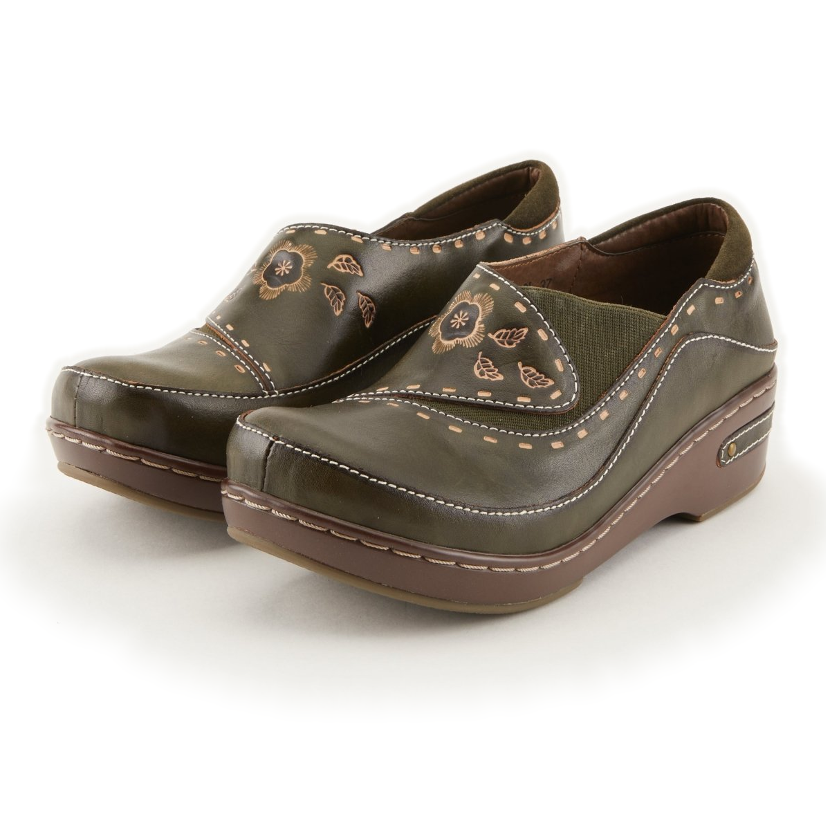 L'Artiste Burbank clogs in Olive Green, three-quarter front view