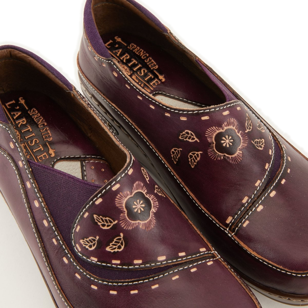L'Artiste Burbank clogs in Purple, floral upper close-up