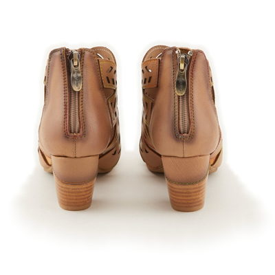 L'Artiste Icon Tan sandals, pair, rear view